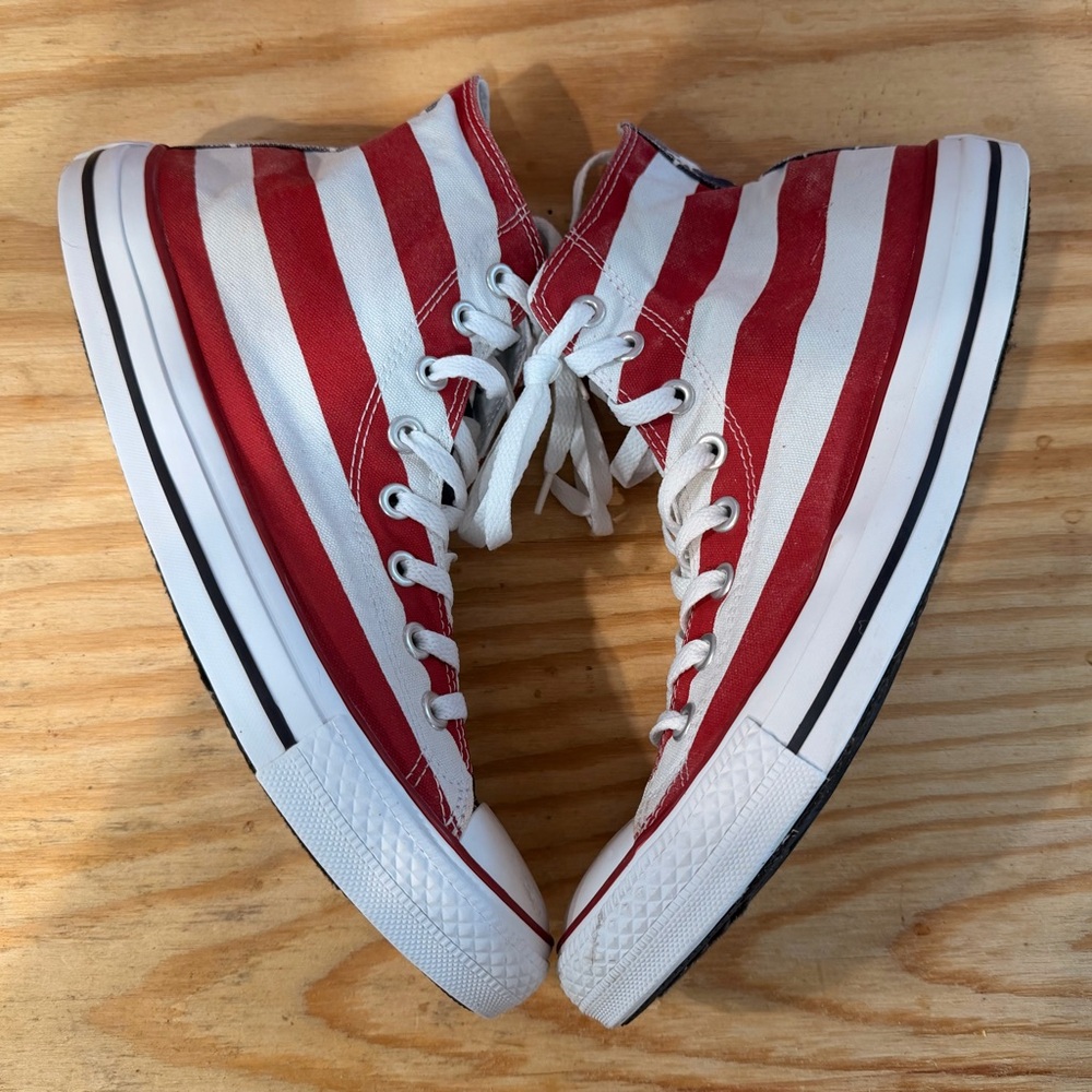 Converse Chuck Taylor All Star red & white high top trainers. Size US 10 (Men)